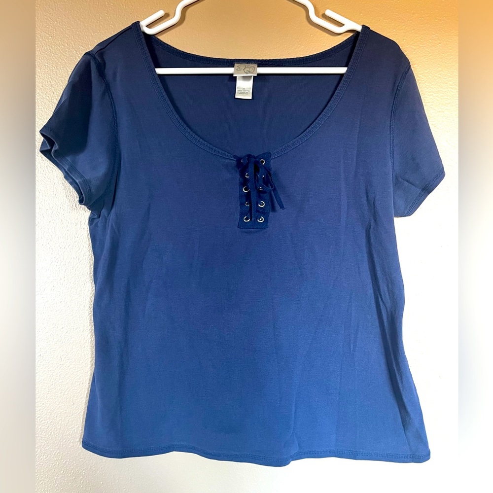 Navy blue short sleeved shirt with tie feature on top. Women’s Size XL - Picture 5 of 8